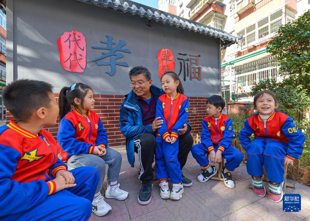 在河北省邯鄲市邯山區開展的“聽爺爺奶奶講家風”主題活動中，宣講員向孩子們講家風家訓故事（2020年11月2日攝）。